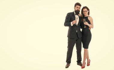 Şerefe konsepti. Birbirine aşık çiftler. Smokinli adam ve seksi bayan. Resmi çift ortaklık için şampanya içer. Başarılı insanların iş etkinliği. Aile tatilini kutlar. İş ortaklığı partisi.
