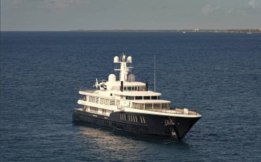 Okyanustaki büyük yat teknesi. Yat teknesinde yaz tatili. Yat gezisinin fotoğrafı. Denizdeki yat teknesi.