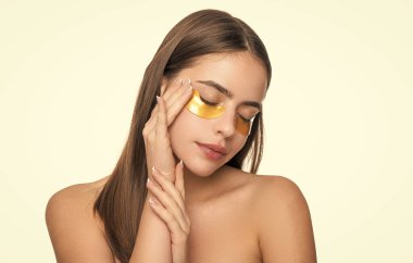 Fotoğraf, yaması olan bir kızın güzellik kozmetolojisini gösteriyor. Beyaz tenli bir kızın güzellik kozmetolojisi. Stüdyodaki kızın güzellik kozmetolojisi. Arka plandaki kızın güzellik kozmetolojisi.