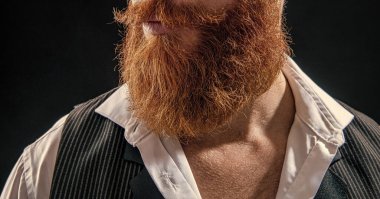 Siyah bıyıklı sakallı adam. Stüdyoda bıyıklı sakallı bir adam. Bıyıklı sakallı adam manzarası. Arka planda bıyıklı sakallı adamın yakın plan fotoğrafı..
