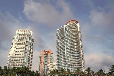 Miami 'deki gökdelen mimari binası. Florida 'daki gökdelen mimari binası. Miami 'deki gökdelen mimari binası. Gökdelen mimari binasının fotoğrafı.