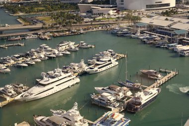 Miami Beach, Florida ABD - 23 Mart 2021: Yat limanında lüks tekneler.