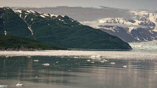 Ορεινό Τοπίο Παγωμένο Ωκεανό Παγετώνας Χάμπαρντ Στην Αλάσκα Πράσινη Και — Φωτογραφία Αρχείου
