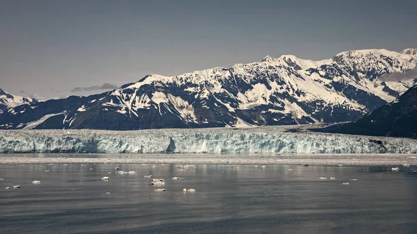青い空の性質の下で海の海の水の中に山の氷河の洞窟や氷 米国アラスカ州のハバード氷河の性質 氷河湾の自然 雪の山の峰自然景観と海景 — ストック写真
