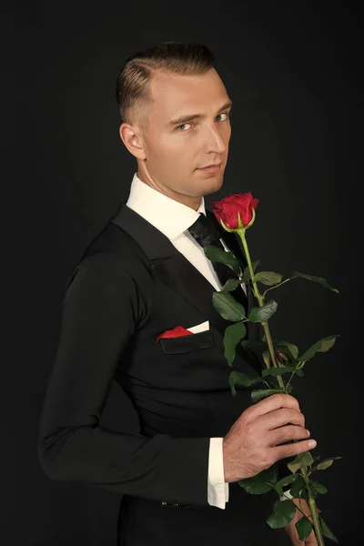 Uomo Smoking San Valentino Smoking Man Hold Valentines Rose Occasione — Foto Stock