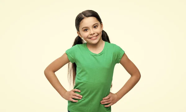 Stüdyoda Mutlu Bir Genç Kız Yeşil Tişört Giyen Genç Kız — Stok fotoğraf