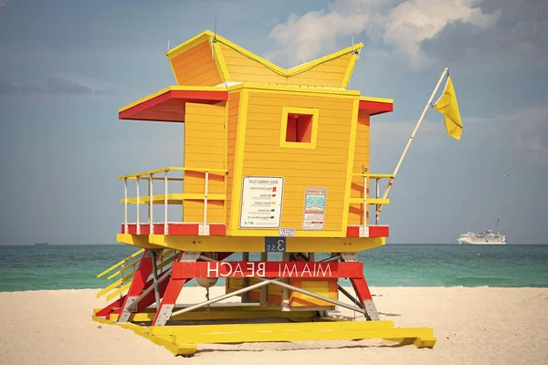 Жовтий Рятувальник Пляжі Міамі Рятівник Пляжі Міамі Влітку Рятівник Пляжних — стокове фото