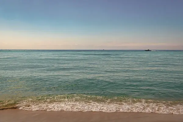 Gün ışığında deniz manzarası. Gün ışığında deniz manzarası. Yaz mevsimi doğayı gün ışığında deniz manzarası. Deniz manzaralı gökyüzü.