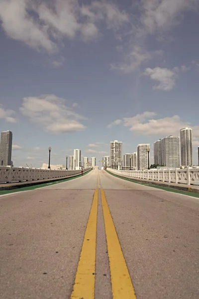 Αυτοκινητόδρομος Διαχωριστική Γραμμή Και Θέα Στους Ουρανοξύστες Της Φλόριντα — Φωτογραφία Αρχείου