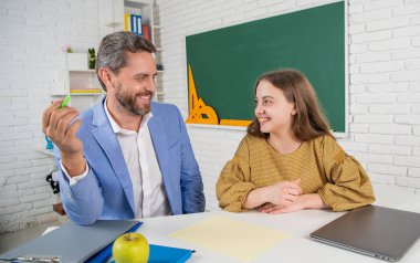 Öğretmen ile sınıfta pozitif çocuk eğitimi.