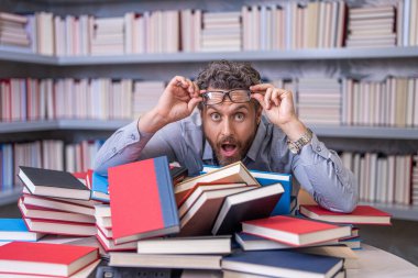 Derste ya da sınavda kitap kurdu öğretmeni. Kütüphanede kitap seven bir adam. Sınıfta öğretmen beyin fırtınası yapıyor. Öğretmen için bilgi günü. Okul eğitimi ve bilgisi. Eğitim yoluyla başarı.