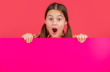 Reklam için fotokopi alanı olan boş pembe kağıdın arkasında hayrete düşmüş bir çocuk..