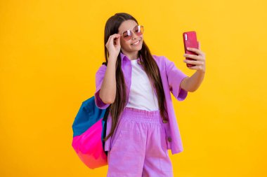 Liseli kız için selfie zamanı. Telefonlu genç blogcu. Kız selfie çekiyor. Genç kız okulda selfie çekiyor. Okul blogu. çocuk çevrimiçi akışı.