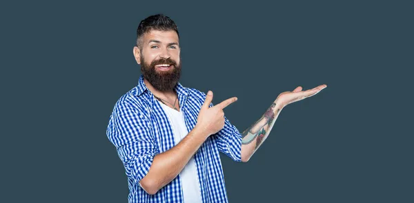 Homem Barbudo Usar Xadrez Camisa Apontando Dedo Fundo Cinza Com — Fotografia de Stock