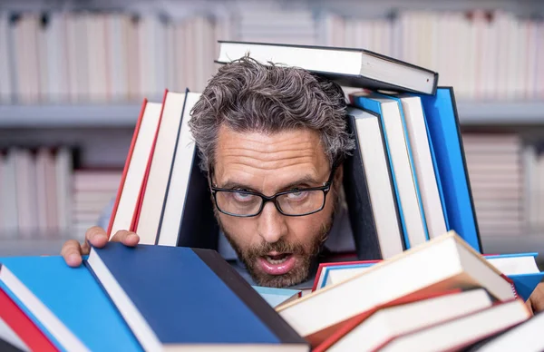 Homem Sobrecarregado Estudante Ler Livro Uma Livraria Biblioteca Escola Professor — Fotografia de Stock