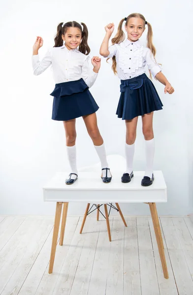 Duas Raparigas Uniforme Escolar Educação Conhecimento Crianças Meninas Vestindo Uniforme — Fotografia de Stock