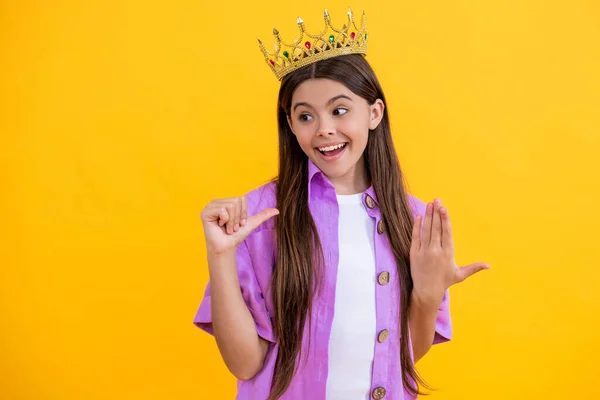 Teenie Mädchen Sehen Der Krone Egoistisch Aus Prinzessin Krone Mode — Stockfoto