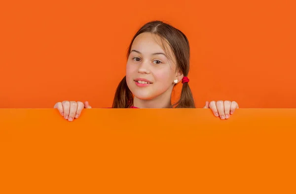 Niño Sonriente Detrás Papel Naranja Blanco Con Espacio Copia Para — Foto de Stock
