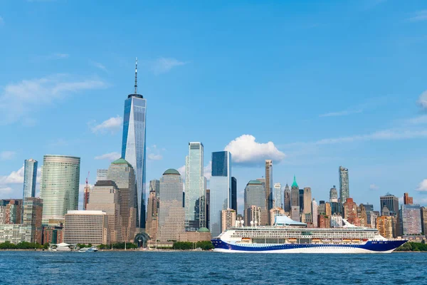 ニューヨークのクルーズ船マンハッタン ニューヨークのスカイラインハドソン川クルーズ客船クルーズでマンハッタンを巡航 — ストック写真