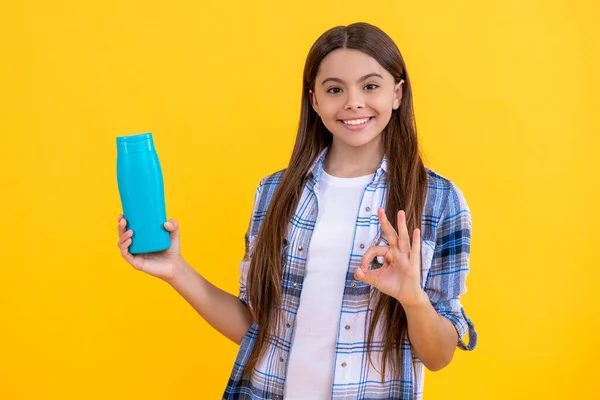 Tonåring Glad Flicka Med Hjälp Skönhet Kosmetika För Hår Tonåring — Stockfoto