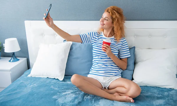 Gelukkig Meisje Blogger Met Koffie Maken Selfie Telefoon Selfie Tijd — Stockfoto