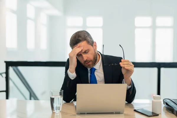 Çok Çalışan Yorgun Adamı Baş Ağrısı Migren Ağrısı Hisseder — Stok fotoğraf