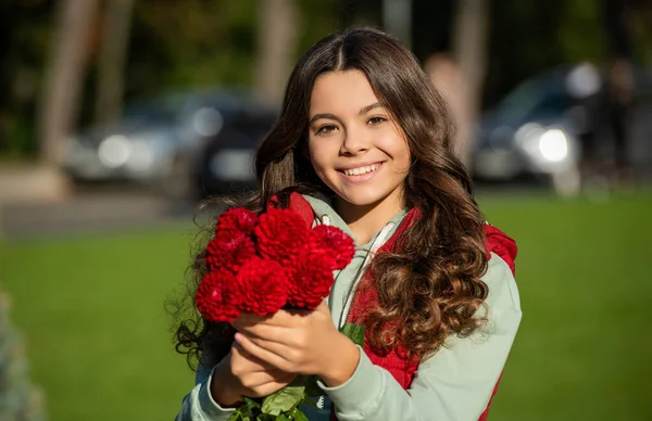 Felice Ragazza Adolescente Con Bouquet Fiori Autunnali Teen Girl Con — Foto Stock