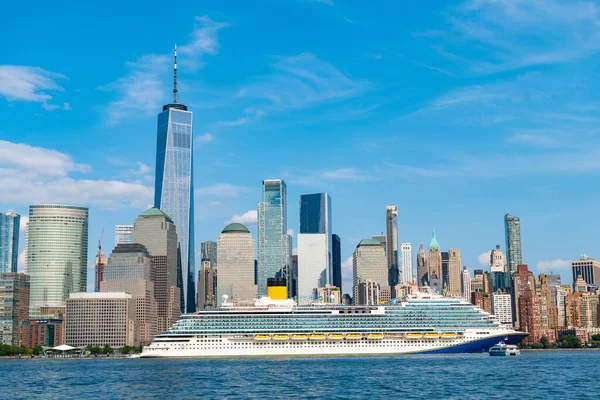 クルーズ船ヨーク ニューヨークのスカイラインハドソン川クルーズ客船のクルーズラインでのマンハッタン巡航 — ストック写真