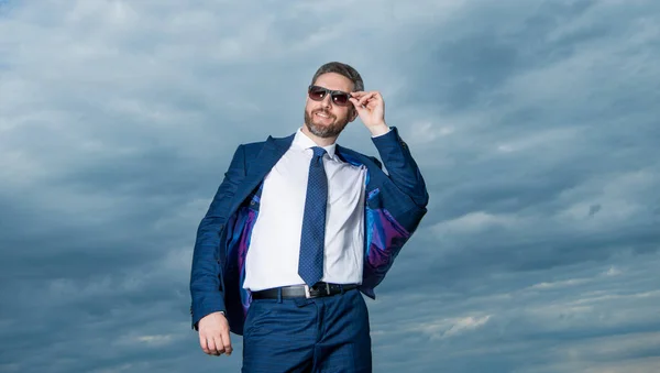 Fotografie Usměvavého Muže Obleku Muž Obleku Pozadí Oblohy Muž Obleku — Stock fotografie