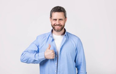 Bunu onayladığına memnun oldum. Grey 'de izole edilmiş bir jest. Stüdyoda onaylı jest yapan adam. Onaylama jestiyle onaylayan adamın fotoğrafı. Adam onaylı jest yapıyor..