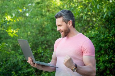 Başarılı adamın fotoğrafı internete düştü. Adamın internette işi var. Adamın internette işi var. Adamın bilgisayarda işi var..