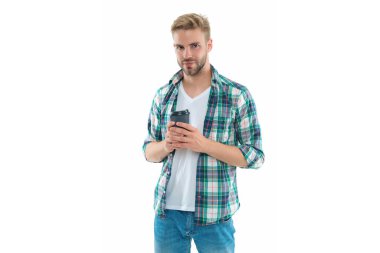 Milenyum adamı stüdyoda kahve içer. Kahveli milenyum adamı fotoğrafı. Kahveli milenyum adamı beyaz üzerine izole edilmiş. Geçmişinde kahve olan bin yıllık bir adam..