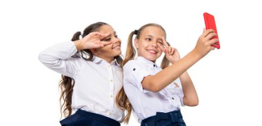 Kızlar, çocuklar selfie çekiyor. Okul arkadaşları bloglarında ve telefonla selfie çekiyorlar. Okul çocukları sınıfta selfie çekiyor. Okula dönüyorum. Birlikte vakit geçirin..
