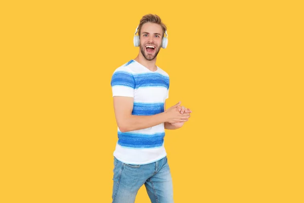 Ευτυχισμένη Χιλιετή Άνθρωπος Του Τρόπου Ζωής Απολαύσετε Ακούστε Ακουστικά Musicin — Φωτογραφία Αρχείου