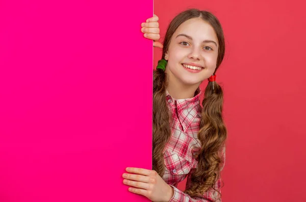 Sourire Adolescent Fille Derrière Vierge Papier Rose Avec Copie Espace — Photo