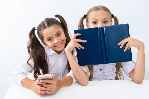 Twee Meisjes Studeren Klas Onderwijs Kennis Kinderen Studeren Met Boeken — Stockfoto
