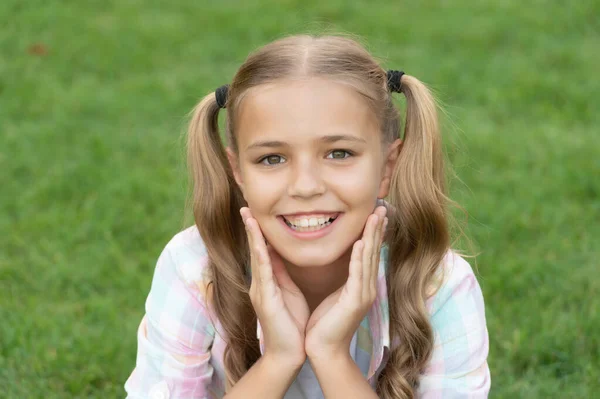 Nyári Pihenés Parkban Portré Egy Tini Lányról Aki Kint Tinédzser — Stock Fotó