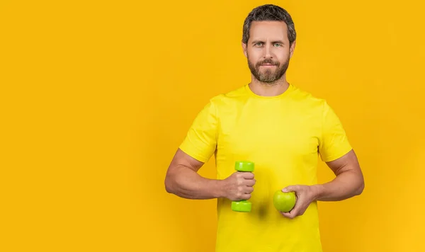 Fitness Człowiek Zdrowymi Owocami Izolowane Żółtym Reklama Fitness Człowiek Zdrowymi — Zdjęcie stockowe