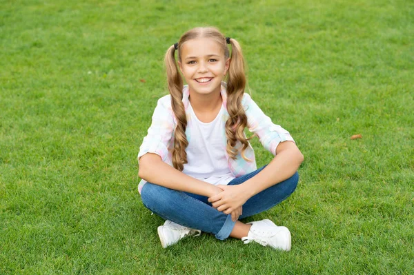 Flicka Slappna Lugnt Gräset Lycklig Barndom Tonåring Flicka Sommar Koppla — Stockfoto