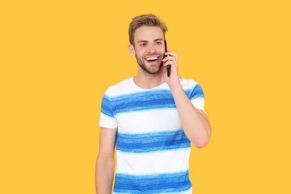 Hombre Feliz Hablar Teléfono Aislado Amarillo Hombre Toma Llamada Habla — Foto de Stock