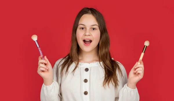 Erstaunt Mädchen Halten Puderpinsel Für Make — Stockfoto