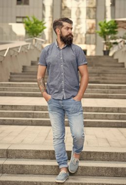 Sakallı adam aşağıda yürüyor. Uzun boylu, sakallı bir adam. Hipster adam dışarıda..