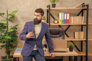 Molaya ihtiyacım var. Ciddi yönetmen servis bardağını tutar. Kahve molası. Ofiste çalışmaktan dinlen. Enerjisini tazeliyor..