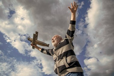 Eğleniyorum. Emekli kıdemli adam. Emekli olmuş olgun bir adam. Gökyüzündeki yaşlı adam oyuncak uçağıyla dışarıda.