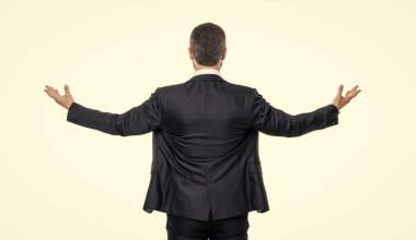 Beyaz arka planda izole edilmiş bir adam sunuyor ya da karşılıyor. İnsanoğlunun hoş geldin jestini sunmak veya sunmak. İnsanoğlunun sunumunun ve hoş karşılanışının arka görüntüsü. resmi adam sunar veya hoş karşılar..