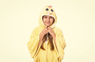 Beyaz arka planda izole edilmiş pijamalı neşeli genç kız. Genç kız stüdyoda pijama giyiyor. Pijama giyen genç bir kızın fotoğrafı. Pijamalı tatlı genç kız..