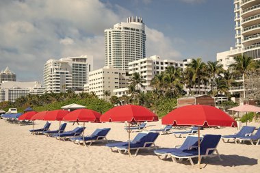 Yaz tatili için güneş panelleri ve şemsiyeli Miami plajı..