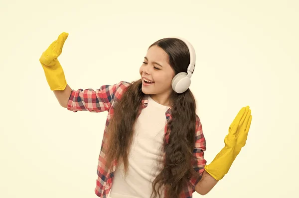 女孩戴着耳机和防护手套进行清洁 听音乐 打扫房间 玩得开心点让家庭更快乐 清洁和跳舞 放音乐可以把清扫时间减少一半 — 图库照片