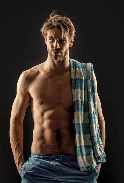Sexy Gespierde Man Met Handdoek Buikspieren Geïsoleerd Grijze Achtergrond Een — Stockfoto