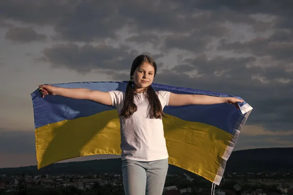 Вільна Українська Дівчина Підліток Дитина Українським Прапором Малюк Українським Прапором — стокове фото